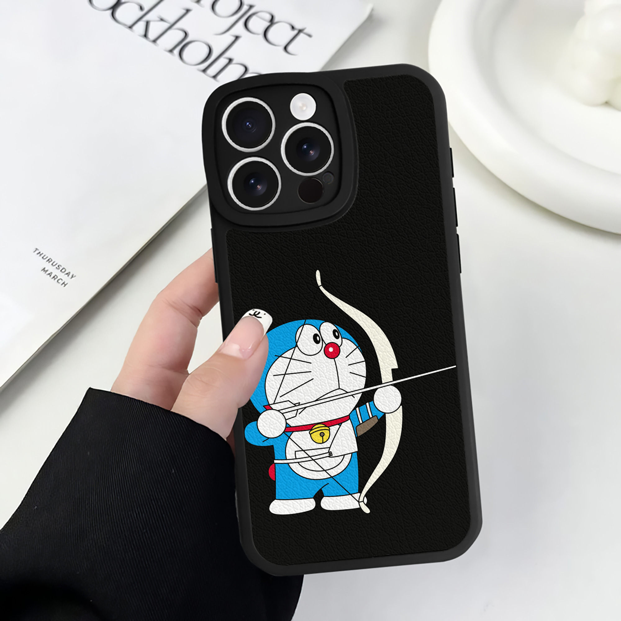 （画像用） ドラえもん Doraemon 【iPhone 16シリーズ対応】シリコンスマホケース（レザー調） 材質：シリコン